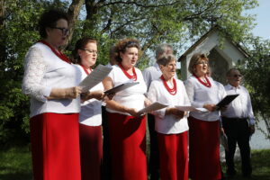 04.05.2024. Ciekoty. Tradycyjne śpiewy majowe przy kapliczce. / Fot. Wiktor Taszłow - Radio Kielce