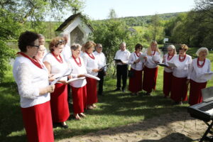 04.05.2024. Ciekoty. Tradycyjne śpiewy majowe przy kapliczce. / Fot. Wiktor Taszłow - Radio Kielce