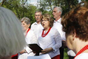 04.05.2024. Ciekoty. Tradycyjne śpiewy majowe przy kapliczce. / Fot. Wiktor Taszłow - Radio Kielce