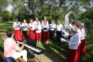 04.05.2024. Ciekoty. Tradycyjne śpiewy majowe przy kapliczce. / Fot. Wiktor Taszłow - Radio Kielce