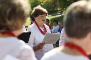 04.05.2024. Ciekoty. Tradycyjne śpiewy majowe przy kapliczce. / Fot. Wiktor Taszłow - Radio Kielce