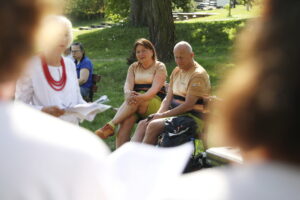 04.05.2024. Ciekoty. Tradycyjne śpiewy majowe przy kapliczce. / Fot. Wiktor Taszłow - Radio Kielce