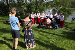 04.05.2024. Ciekoty. Tradycyjne śpiewy majowe przy kapliczce. / Fot. Wiktor Taszłow - Radio Kielce