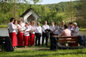 04.05.2024. Ciekoty. Tradycyjne śpiewy majowe przy kapliczce. / Fot. Wiktor Taszłow - Radio Kielce