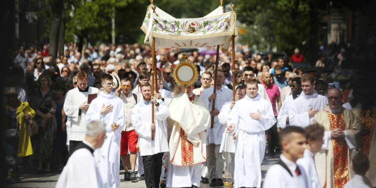 30.05.2024. Kielce. Boże Ciało. Procesja do czterech ołtarzy / Fot. Wiktor Taszłow - Radio Kielce