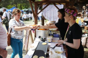 05.05.2024. Tokarnia. Festiwalu Smaków przyciągnął tłumy. / Fot. Wiktor Taszłow - Radio Kielce