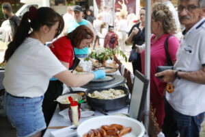 05.05.2024. Tokarnia. Festiwalu Smaków przyciągnął tłumy. / Fot. Wiktor Taszłow - Radio Kielce