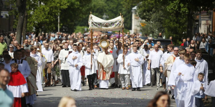 30.05.2024. Kielce. Boże Ciało. Procesja do czterech ołtarzy / Fot. Wiktor Taszłow - Radio Kielce