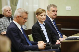 07.05.2024. Kielce. Sesja Rady Miasta Kielce. Na zdjęciu (od lewej): Bogdan Wenta - były prezydent Kielc, Agata Wojda - prezydent-elekt Kielc, Wojciech Lubawski - były prezydent Kielc / Fot. Wiktor Taszłow - Radio Kielce