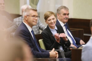 07.05.2024. Kielce. Sesja Rady Miasta Kielce. Na zdjęciu (od lewej): Bogdan Wenta, Agata Wojda - prezydent Kielc i Wojciech Lubawski / Fot. Wiktor Taszłow - Radio Kielce