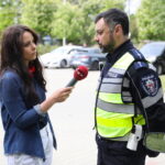 10.05.2024. Kielce. Homo homini. Policyjna akcja nt. bezpieczeństwa na drogach. Na zdjęciu: Monika Miller - Radio Kielce i mł. asp. Tomasz Klimczewski - Komenda Miejska Policji w Kielcach / Fot. Wiktor Taszłow- Radio Kielce