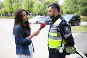 10.05.2024. Kielce. Homo homini. Policyjna akcja nt. bezpieczeństwa na drogach. Na zdjęciu: Monika Miller - Radio Kielce i mł. asp. Tomasz Klimczewski - Komenda Miejska Policji w Kielcach / Fot. Wiktor Taszłow- Radio Kielce