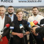 10.05.2024. Kielce. Przedstawienie nowego wiceprezydenta Kielc. Na zdjęciu (od lewej): Maciej Bursztein - radny Rady Miasta Kielce, Piotr Rogula - zastępca prezydenta Kielc, Agata Wojda - prezydent Kielc, Maciej Jakubczyk - radny Rady Miasta Kielce i Michał Piasecki - radny Rady Miasta Kielce / Fot. Wiktor Taszłow - Radio Kielce