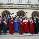 32 nowych doktorów wykształcił Uniwersytet Jana Kochanowskiego. Nominacje wręczono dziś podczas uroczystego posiedzenia Senatu uczelni. Wśród nowych doktorów jest Jerzy Wenderlich, były poseł z ramienia Sojuszu Lewicy Demokratycznej, dwukrotnie pełniący funkcję wicemarszałka Sejmu.