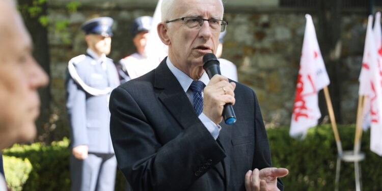 01.05.2024. Kielce. Międzynarodowy Dzień Solidarności Ludzi Pracy. Złożenie kwiatów przed tablicą upamiętniającą powstanie „Solidarności”. Na zdjęciu: Na zdjęciu: Waldemar Bartosz - przewodniczący świętokrzyskiej „Solidarności” / Fot. Wiktor Taszłow - Radio Kielce