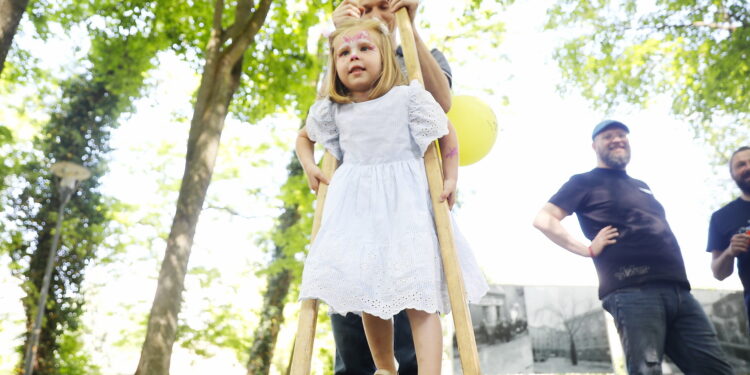 Rodzinny piknik z atrakcjami dla małych i dużych w Złotej