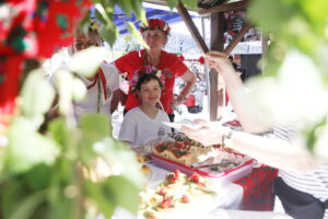 04.05.2024. Tokarnia. 8. Świętokrzyski Festiwalu Smaków trwa w Parku Etnograficznym. / Fot. Wiktor Taszłow - Radio Kielce