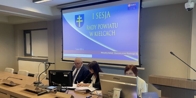 Inwestycje drogowe jednym z tematów sesji rady powiatu - Radio Kielce 07.05.2024. Kielce. Starostwo Powiatowe w Kielcach. Sesja Rady Powiatu Kieleckiego / Fot. Monika Miller - Radio Kielce