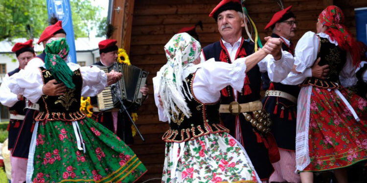 Busko-Zdrój rozbrzmiewało muzyką ludową - Radio Kielce