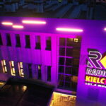 19.05.2024 Budynek Radia Kielce podświetlony na fioletowo / Fot. Jarosław Kubalski - Radio Kielce