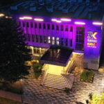 19.05.2024 Budynek Radia Kielce podświetlony na fioletowo / Fot. Jarosław Kubalski - Radio Kielce