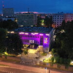 19.05.2024 Budynek Radia Kielce podświetlony na fioletowo / Fot. Jarosław Kubalski - Radio Kielce
