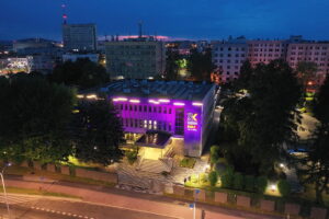 19.05.2024 Budynek Radia Kielce podświetlony na fioletowo / Fot. Jarosław Kubalski - Radio Kielce