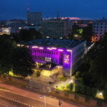 19.05.2024 Budynek Radia Kielce podświetlony na fioletowo / Fot. Jarosław Kubalski - Radio Kielce
