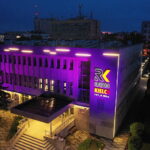 19.05.2024 Budynek Radia Kielce podświetlony na fioletowo / Fot. Jarosław Kubalski - Radio Kielce