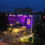 Fiolet na budynku Radia Kielce w geście solidarności z chorymi