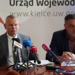 20.05.2024. Kielce. Konferencja prasowa o kolejnej edycji Narodowego Programu Czytelnictwa. Na zdjęciu (od lewej): Ireneusz Piasecki - dyrektor generalny Świętokrzyskiego Urzędu Wojewódzkiego w Kielcach i Piotr Łojek - świętokrzyski kurator oświaty / źródło: Świętokrzyski Urząd Wojewódzki w Kielcach