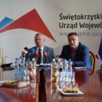 20.05.2024. Kielce. Konferencja prasowa o kolejnej edycji Narodowego Programu Czytelnictwa. Na zdjęciu (od lewej): Angelika Kosiek - rzecznik wojewody świętokrzyskiego, Ireneusz Piasecki - dyrektor generalny Świętokrzyskiego Urzędu Wojewódzkiego w Kielcach, Piotr Łojek - świętokrzyski kurator oświaty i Dorota Majchrzyk, dyrektor Szkoły Podstawowej nr 18 w Kielcach / źródło: Świętokrzyski Urząd Wojewódzki w Kielcach