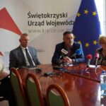20.05.2024. Kielce. Konferencja prasowa o kolejnej edycji Narodowego Programu Czytelnictwa. Na zdjęciu (od lewej): Angelika Kosiek - rzecznik wojewody świętokrzyskiego, Ireneusz Piasecki - dyrektor generalny Świętokrzyskiego Urzędu Wojewódzkiego w Kielcach, Piotr Łojek - świętokrzyski kurator oświaty i Dorota Majchrzyk, dyrektor Szkoły Podstawowej nr 18 w Kielcach / źródło: Świętokrzyski Urząd Wojewódzki w Kielcach