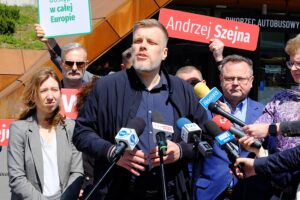 17.05.2024. Kielce. Konferencja Nowej Lewicy. Promocja programu wyborczego do Parlamentu Europejskiego. Na zdjęciu (przy mikrofonie): poseł Adrian Zandberg / Fot. Jarosław Kubalski - Radio Kielce