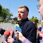 17.05.2024. Kielce. Konferencja Nowej Lewicy. Promocja programu wyborczego do Parlamentu Europejskiego. Na zdjęciu (przy mikrofonie): poseł Adrian Zandberg / Fot. Jarosław Kubalski - Radio Kielce