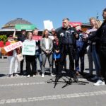 17.05.2024. Kielce. Konferencja Nowej Lewicy. Promocja programu wyborczego do Parlamentu Europejskiego. Na zdjęciu (przy mikrofonie): poseł Adrian Zandberg / Fot. Jarosław Kubalski - Radio Kielce