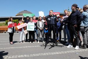 17.05.2024. Kielce. Konferencja Nowej Lewicy. Promocja programu wyborczego do Parlamentu Europejskiego. Na zdjęciu (przy mikrofonie): poseł Adrian Zandberg / Fot. Jarosław Kubalski - Radio Kielce