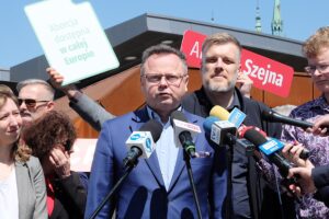 17.05.2024. Kielce. Konferencja Nowej Lewicy. Promocja programu wyborczego do Parlamentu Europejskiego. Na zdjęciu (przy mikrofonie): poseł Adrian Zandberg / Fot. Jarosław Kubalski - Radio Kielce