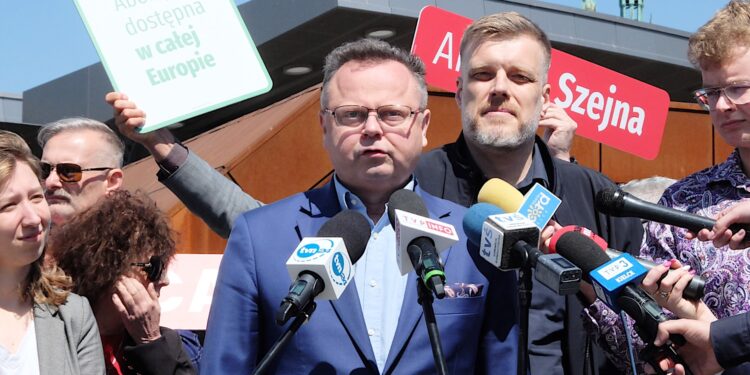 17.05.2024. Kielce. Konferencja Nowej Lewicy. Promocja programu wyborczego do Parlamentu Europejskiego. Na zdjęciu (przy mikrofonie): poseł Adrian Zandberg / Fot. Jarosław Kubalski - Radio Kielce