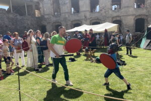 01.05.2024. Zamek Krzyżtopór w Ujeździe. Piknik rycerski. / Fot. Grażyna Szlęzak - Radio Kielce