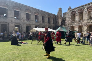 01.05.2024. Zamek Krzyżtopór w Ujeździe. Piknik rycerski. / Fot. Grażyna Szlęzak - Radio Kielce