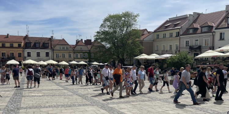 Tłumy turystów w królewskim mieście