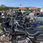 Modlitewny śpiew zamienił się w ryk motocykli