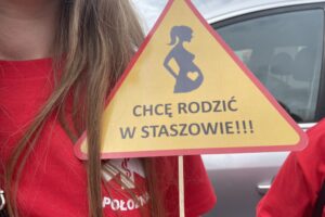 07.05.20204. Kielce. Pikieta przed siedzibą Starostwa Powiatowego w Staszowie / Fot. Grażyna Szlęzak - Radio Kielce