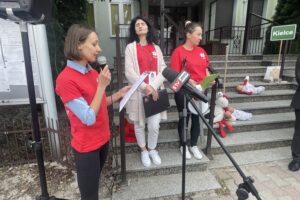 07.05.20204. Kielce. Pikieta przed siedzibą Starostwa Powiatowego w Staszowie / Fot. Grażyna Szlęzak - Radio Kielce