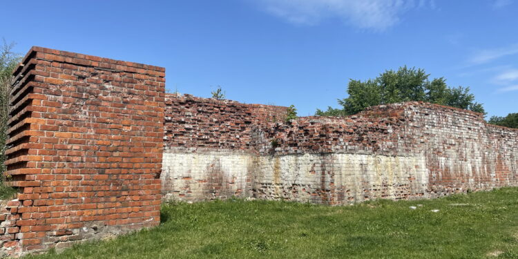 28.05.2024. Sandomierz. Średniowieczny mur miejski. / Fot. Grażyna Szlęzak - Radio Kielce