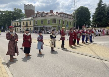 Liczni mieszkańcy i turyści na procesji Bożego Ciała w Sandomierzu