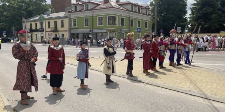 Liczni mieszkańcy i turyści na procesji Bożego Ciała w Sandomierzu
