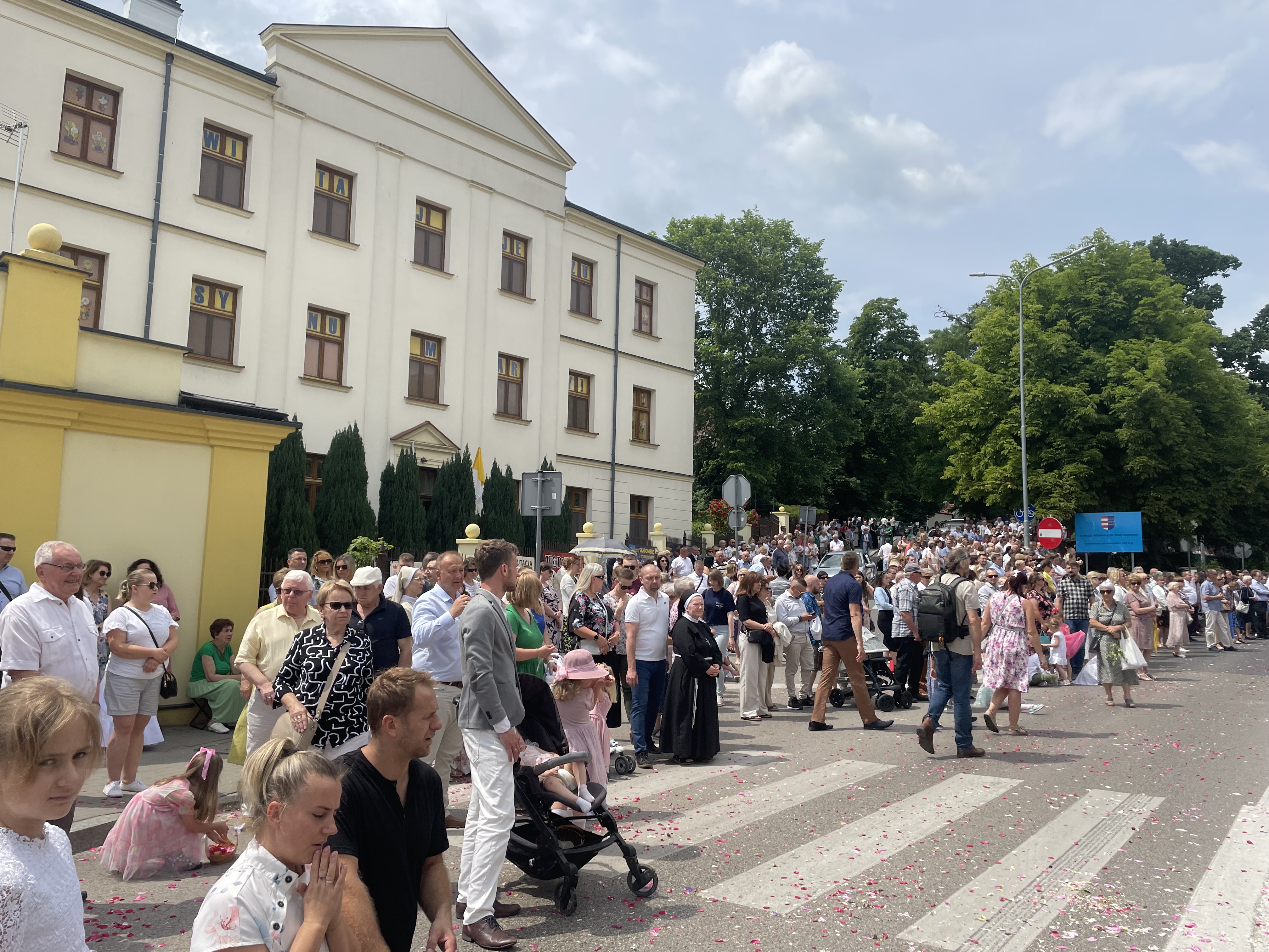 Liczni mieszkańcy i turyści na procesji Bożego Ciała w Sandomierzu