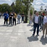 Grzegorz Braun podpisywał gaśnice na koneckim rynku i głosił antyeuropejskie hasła - Radio Kielce 18.05.2024. Końskie. Spotkanie z Grzegorzem Braunem / Fot. Magdalena Galas-Klusek - Radio Kielce